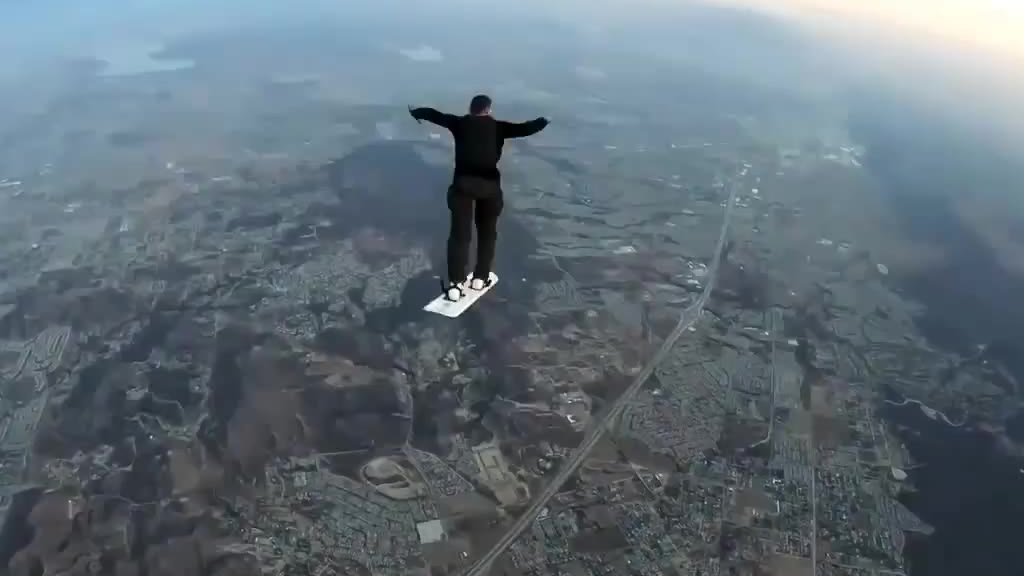 极限运动之高空滑板,从直升机跳下,极其考验心理素质和平衡感……